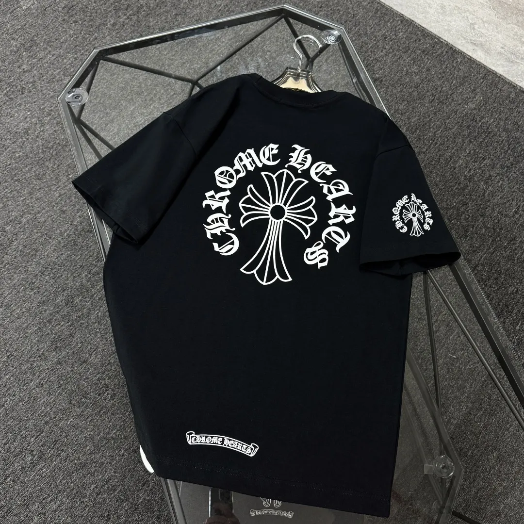 P170 Chrome Hearts 25 high-end versions. The fabric is made of 300 grams of high-density pure cotton. It does not deform or shrink. It has three labels. It is the same style for men and women. Technology: suede foaming + digital printing. Color: white, black. SIZE: S-XL.